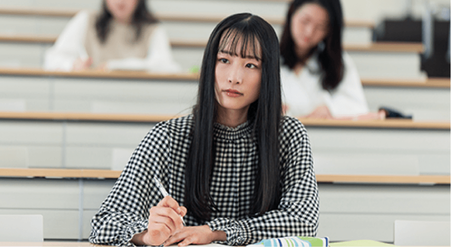 教室で学ぶ学生