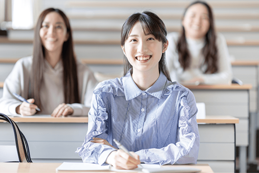 教室で学ぶ学生