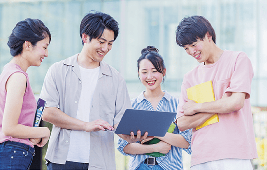 ノートパソコンを囲む学生