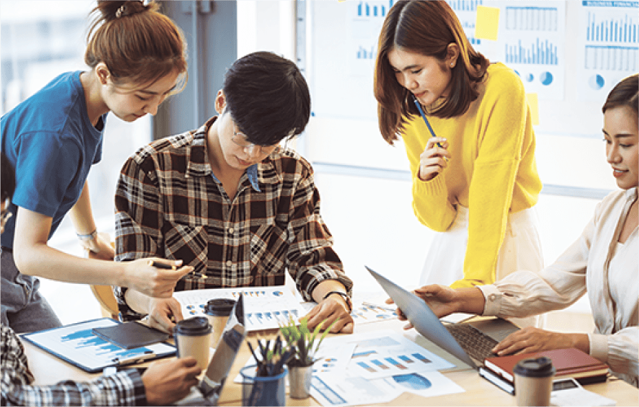 データを見ながら話し合う学生