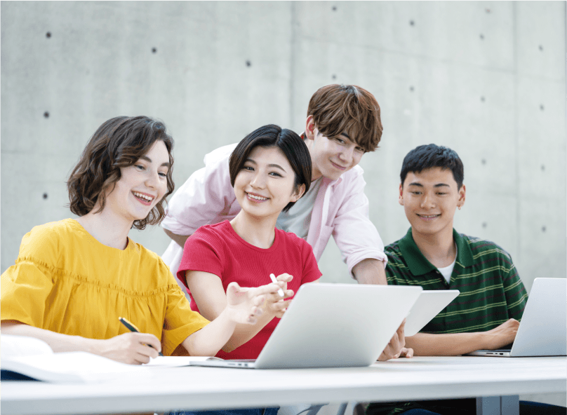 ノートパソコンを見る学生