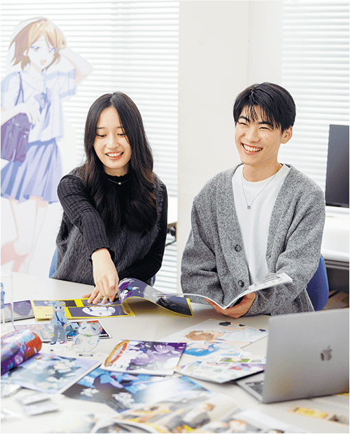 学生が資料を見ながら制作について話している様子