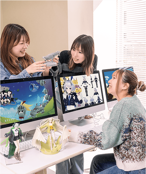 学生がモニターを見ながらゲーム制作をしている様子