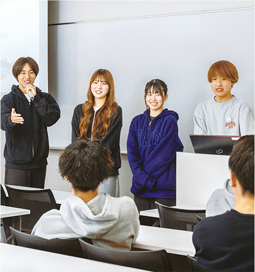 教室で学生が発表している様子