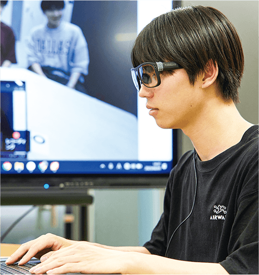 学生がアイトラッカーを使って分析している様子