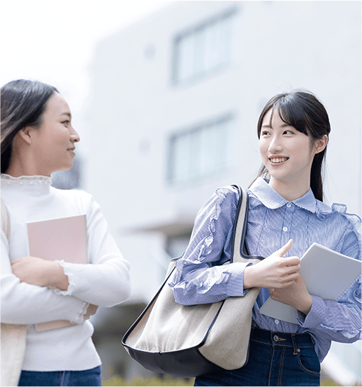 学生が資料を見ながら会話している様子