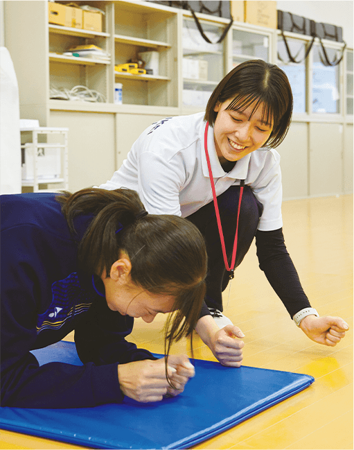 マット上で学生がトレーニングを学んでいる様子