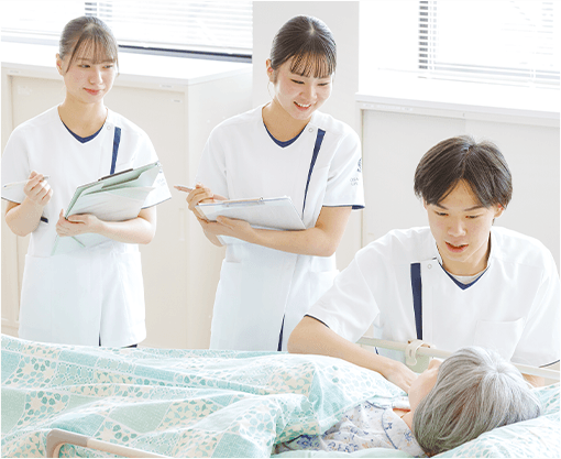 看護学生がベッドサイドで実習している様子