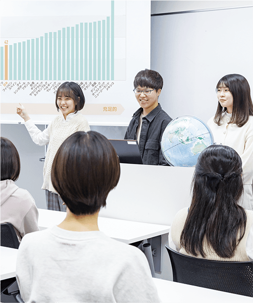教室で教員が観光について授業している様子