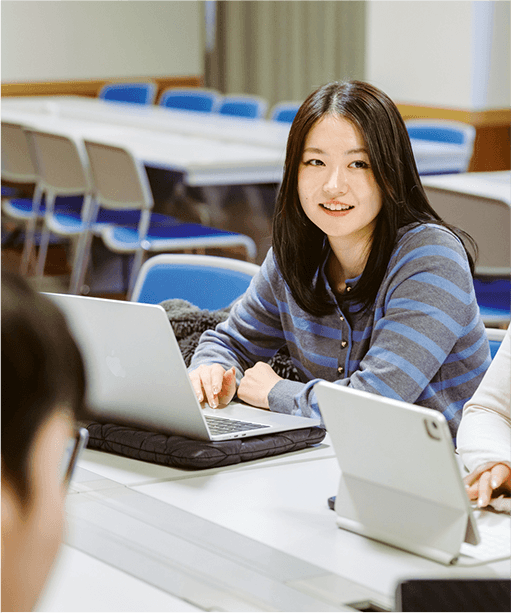 学生が授業中に笑顔で参加している様子